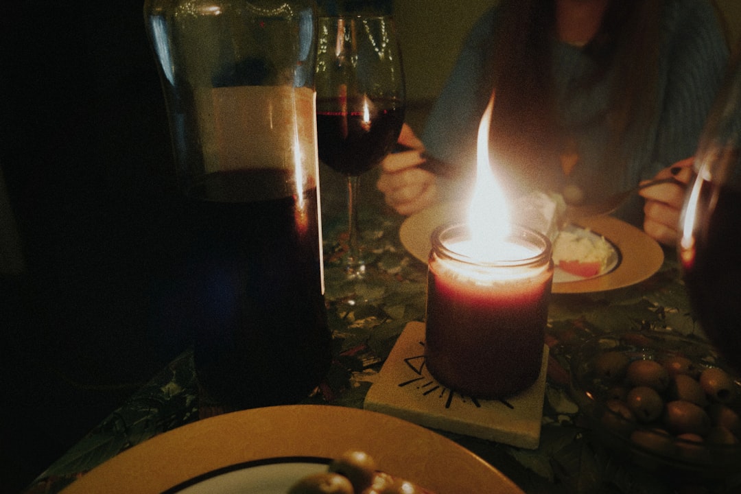 découvrez des idées originales et romantiques pour une soirée en amoureux inoubliable. inspirez-vous de nos suggestions pour un date night réussi, à la maison ou à l’extérieur !