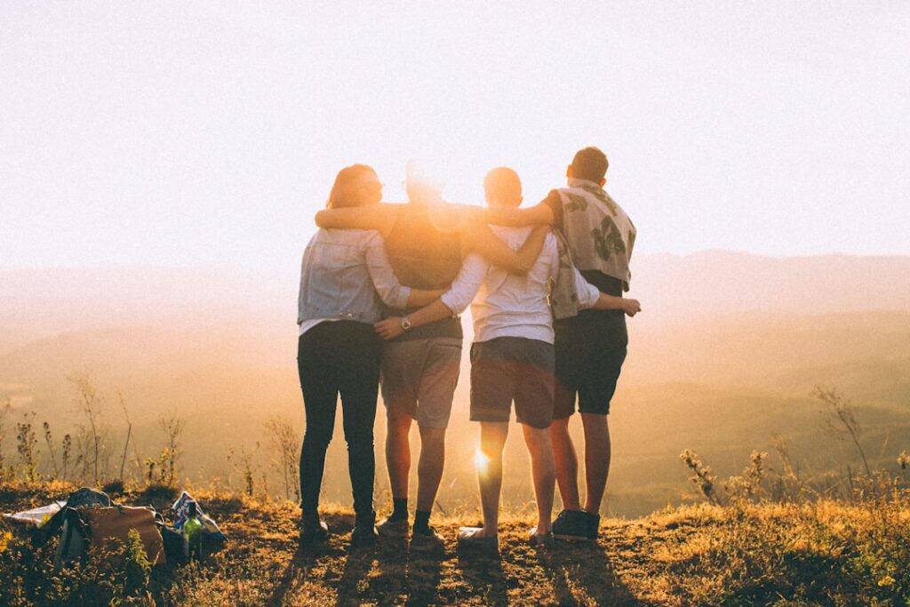 découvrez la véritable signification de l'amitié, son importance dans la vie quotidienne et des conseils pour renforcer vos relations amicales.