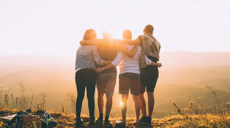 découvrez la véritable signification de l'amitié, son importance dans la vie quotidienne et des conseils pour renforcer vos relations amicales.