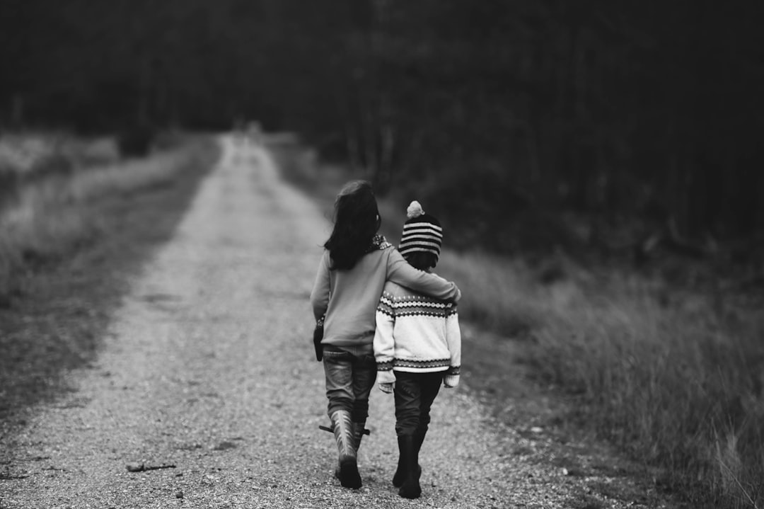 découvrez la véritable signification de l'amitié, son importance dans nos vies et comment cultiver des relations sincères et durables avec ses amis.