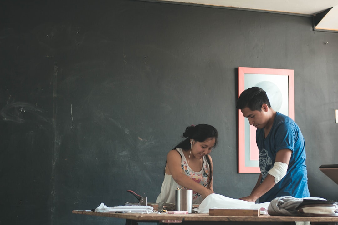 découvrez comment cultiver le bonheur au travail grâce à des astuces pratiques et des conseils pour améliorer votre bien-être et votre motivation au quotidien dans votre environnement professionnel.