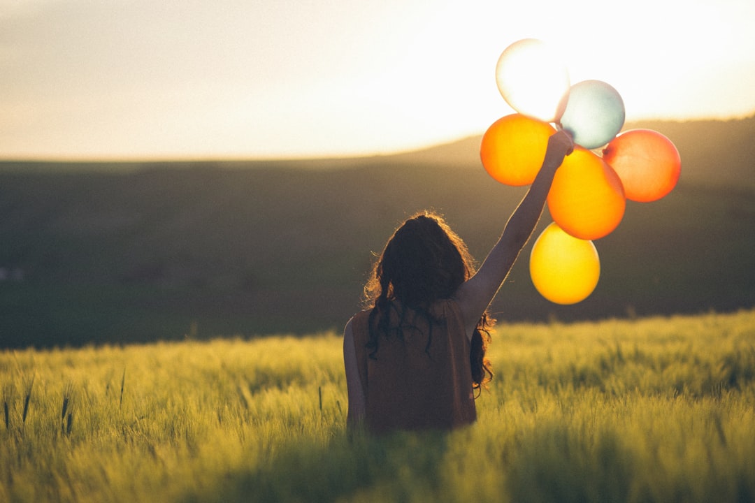 découvrez la signification et l'importance de la joie dans la vie quotidienne, ainsi que des conseils pour cultiver ce sentiment positif et vivre plus heureux au quotidien.