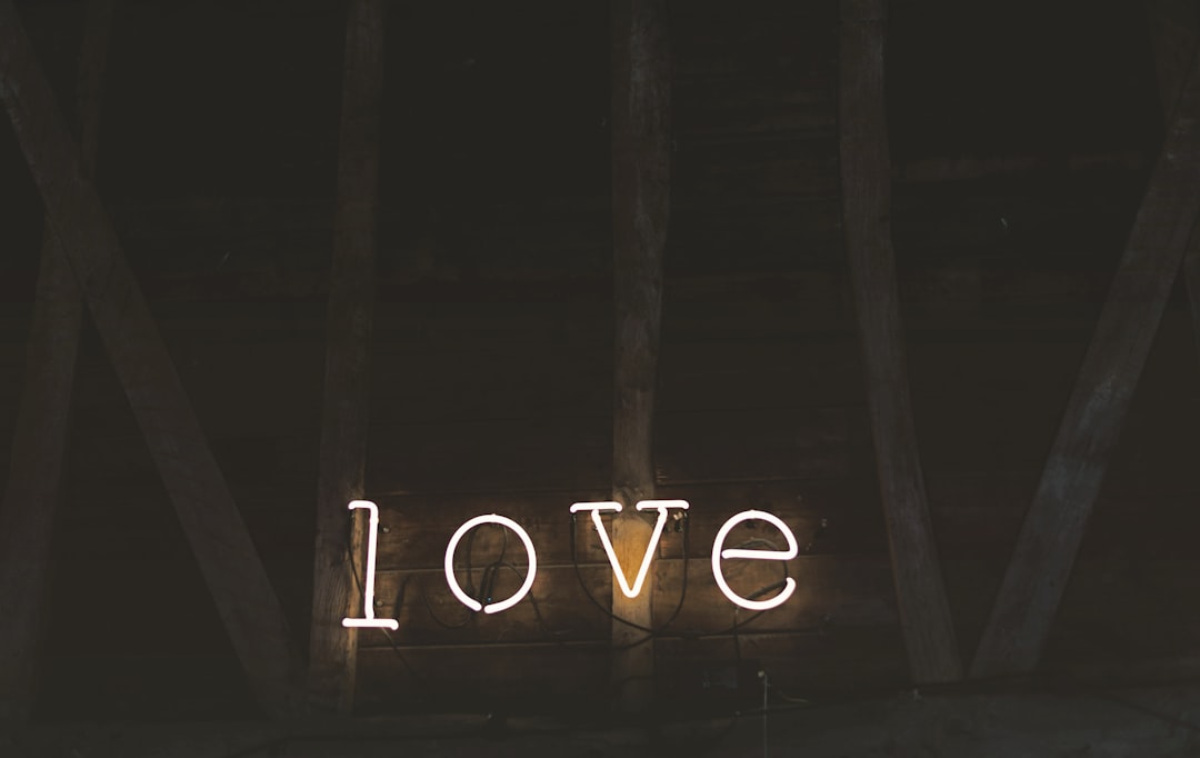 découvrez la signification profonde de l'amour, ses différentes formes, son impact dans la vie quotidienne et comment il influence nos relations et notre bien-être.