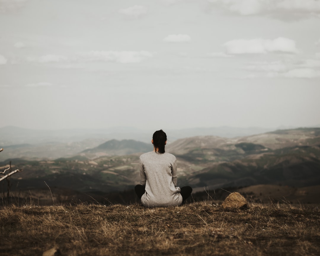 découvrez les bienfaits de la mindfulness : apprenez à gérer le stress et à améliorer votre bien-être grâce à des techniques simples de pleine conscience adaptées à votre quotidien.