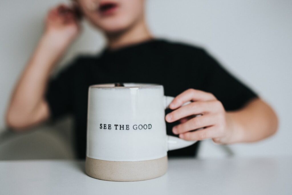 découvrez comment la positivité peut transformer votre quotidien. astuces pratiques, bienfaits prouvés et conseils pour adopter une attitude positive au travail comme à la maison.