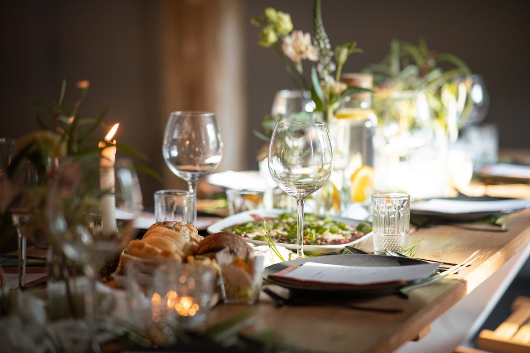 découvrez nos idées et conseils pour organiser un dîner romantique inoubliable, avec des recettes savoureuses, une ambiance magique et des astuces pour séduire votre moitié.
