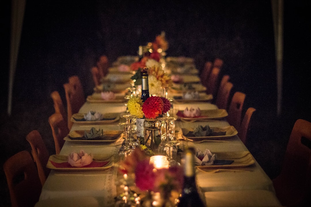 vivez une expérience inoubliable avec un dîner romantique, idéal pour surprendre votre partenaire et partager un moment magique à deux dans une ambiance élégante et chaleureuse.
