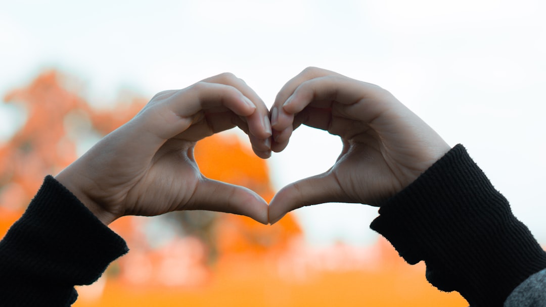 découvrez le concept de l'amitié romantique, ses origines, ses différences avec l'amour traditionnel et comment entretenir une relation profonde et complice sans franchir le pas de la romance.
