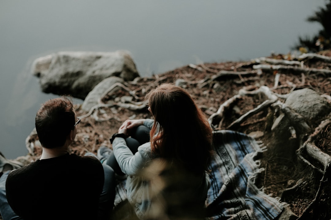 découvrez le concept de l'amitié romantique, une relation intime et émotionnelle entre amis, qui explore les frontières entre l’amour platonique et la passion, sans pour autant impliquer de relations amoureuses traditionnelles. idéal pour comprendre une nouvelle forme de complicité et de tendresse.