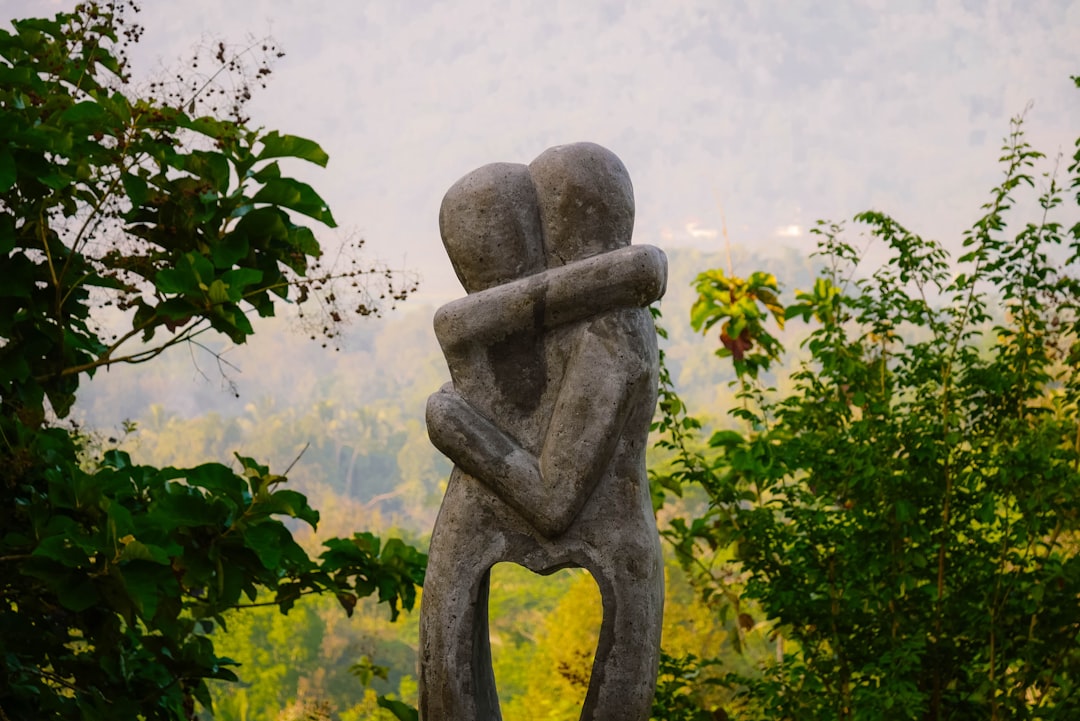 découvrez la véritable signification de l'amour inconditionnel, ce lien profond et sincère qui transcende les limites et s'exprime sans attente ni jugement. explorez comment offrir et recevoir cet amour pur au quotidien.