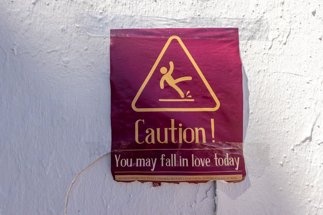 découvrez comment une rencontre inattendue peut bouleverser toutes les certitudes et donner naissance à une histoire d'amour aussi surprenante qu'inoubliable. laissez-vous emporter par le charme d'un amour imprévu.