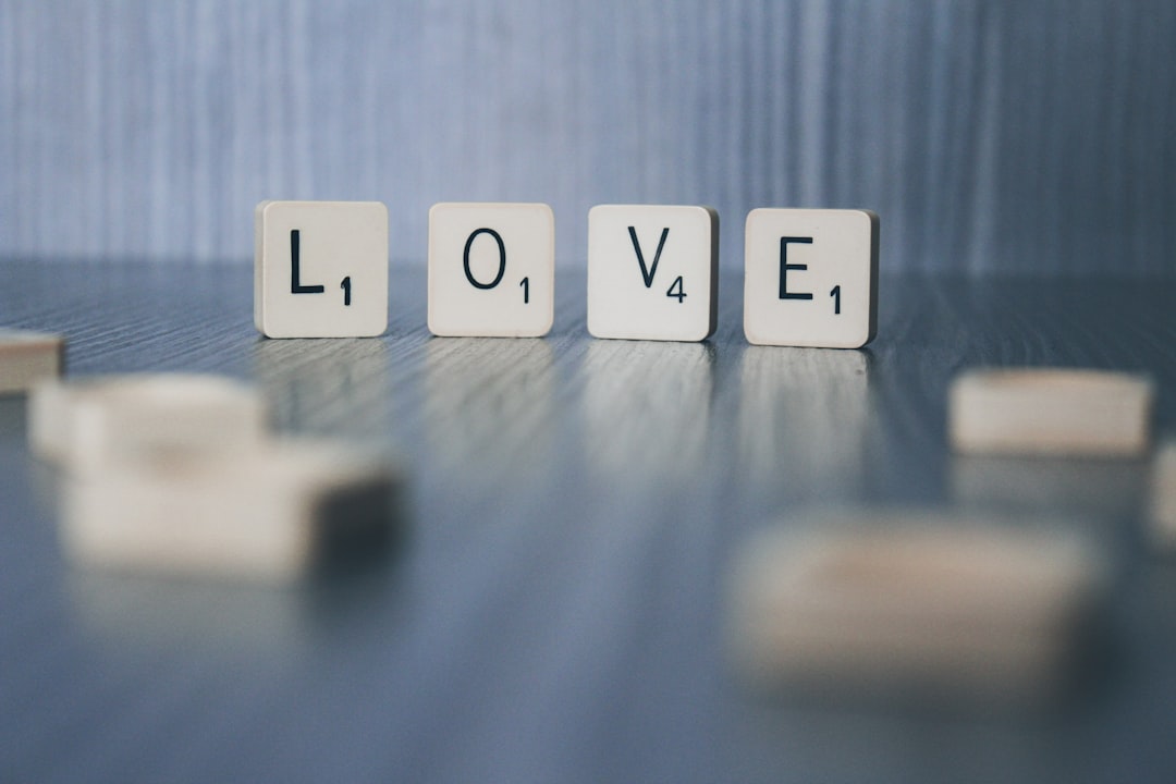 découvrez une histoire passionnante où l'amour surgit là où on ne l'attendait pas. plongez dans un récit captivant d'émotions et de surprises, où les destins se croisent pour bouleverser les cœurs.