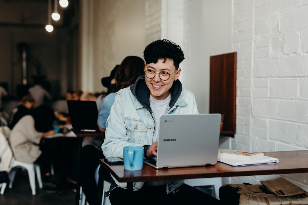 découvrez comment cultiver le bonheur au travail grâce à des conseils pratiques, des astuces de bien-être quotidien et des stratégies pour améliorer votre épanouissement professionnel.