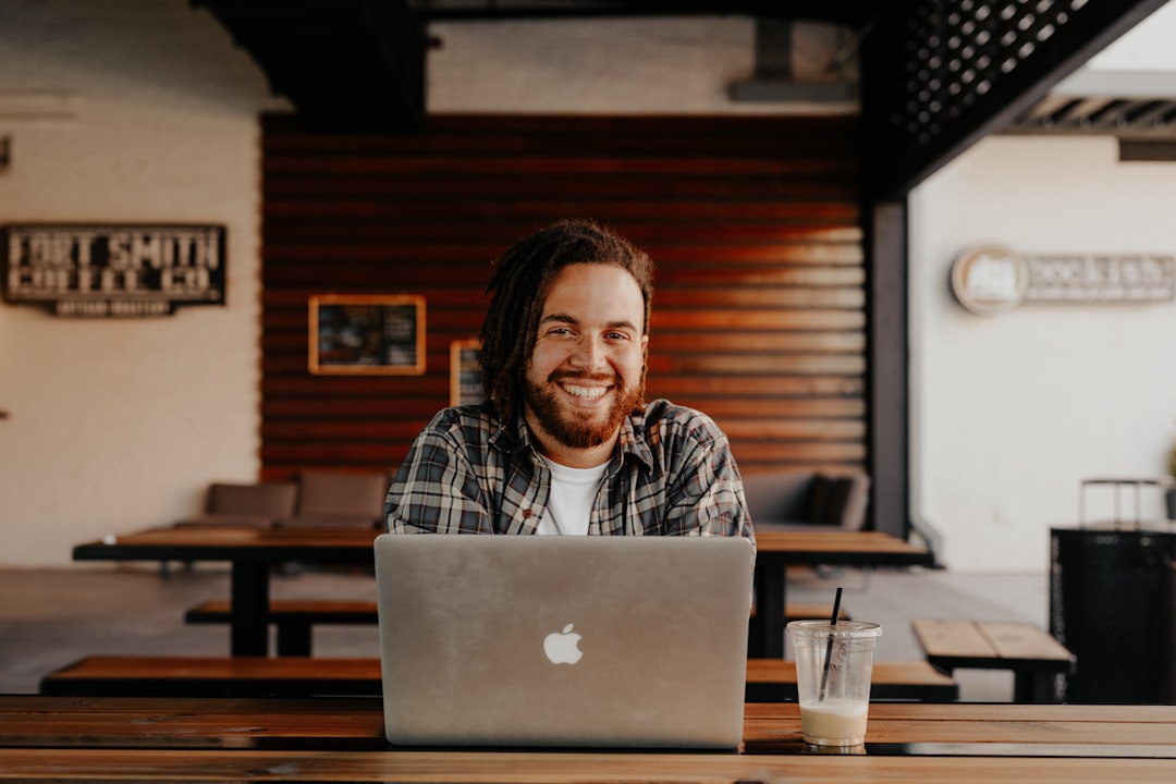 découvrez comment cultiver le bonheur au travail grâce à des conseils pratiques et des techniques efficaces pour améliorer votre bien-être professionnel au quotidien.